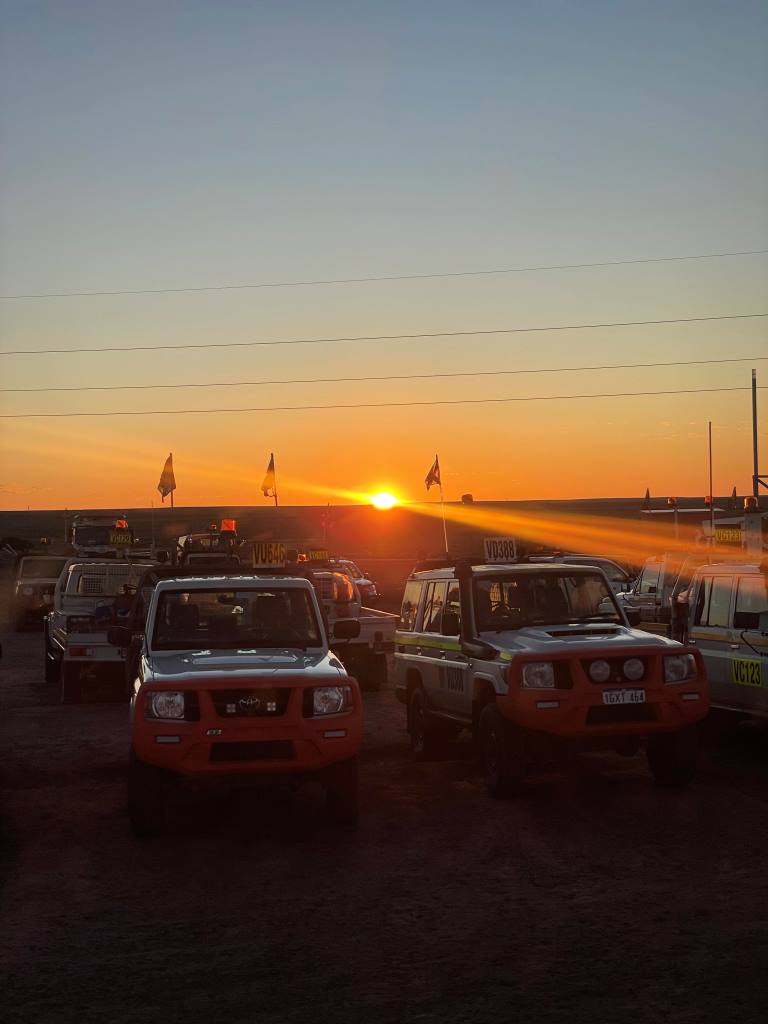 4x4 garés dans une mine australienne a l'aube
