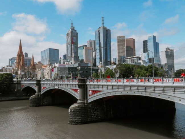 vivre a melbourne – vue CBD Centre ville Melbourne vue du pont sur le fleuve Yarra