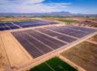 vue aérienne ferme de panneaux solaire