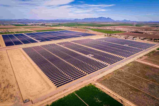 travail-ferme-solaire-australie vue aérienne ferme de panneaux solaire